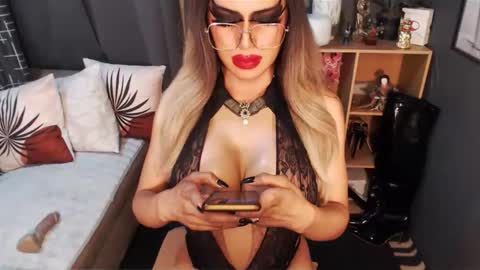 Snapshot of bigbomblhoraine chatting on 03/03/25, 06:12 Loraine Cruz online show from 03/03/25, 06:12