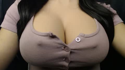 Snapshot of bigboobs_ivy chatting on 10/17/25, 06:43 Ivy online show from 10/17/25, 06:43