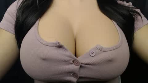 Snapshot of bigboobs_ivy chatting on 10/22/25, 01:28 Ivy online show from 10/22/25, 01:28