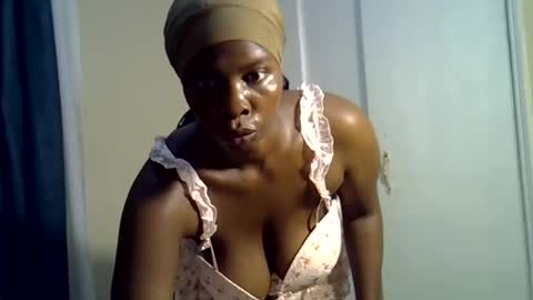 Snapshot of bigbooty_dimples chatting on 10/25/25, 08:25 Vee online show from 10/25/25, 08:25