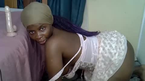 Snapshot of bigbooty_dimples chatting on 11/04/25, 03:00 Vee online show from 11/04/25, 03:00