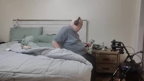 Snapshot of bigcraig123 chatting on 12/15/25, 04:00 Craig online show from 12/15/25, 04:00