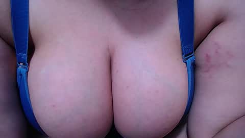 Snapshot of bigg_boobs_xxx chatting on 10/15/25, 09:15 Sunny online show from 10/15/25, 09:15