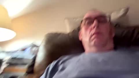 Snapshot of biggloves4bighands chatting on 09/18/25, 10:23 biggloves4bighands online show from 09/18/25, 10:23