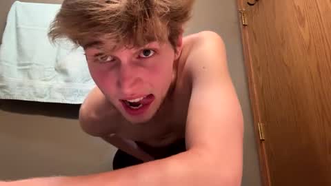 Snapshot of bigskinnyboyshh chatting on 12/20/24, 05:36 bigskinnyboyshh online show from 12/20/24, 05:36