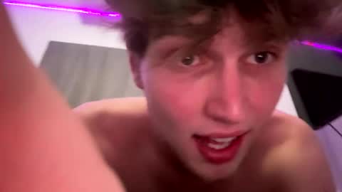 Snapshot of bigskinnyboyshh chatting on 01/03/25, 08:32 bigskinnyboyshh online show from 01/03/25, 08:32