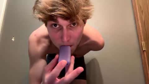 Snapshot of bigskinnyboyshh chatting on 01/16/25, 03:45 bigskinnyboyshh online show from 01/16/25, 03:45