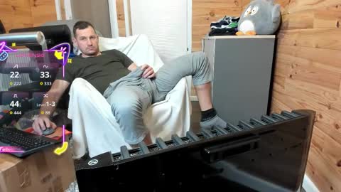 Snapshot of bigsshark chatting on 12/14/25, 10:20 bigsshark online show from 12/14/25, 10:20