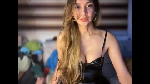 Snapshot of bigsurprise4u chatting on 11/17/25, 12:27 Yna online show from 11/17/25, 12:27