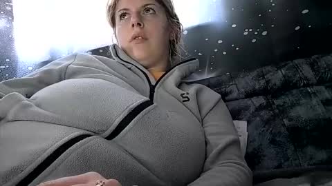 Snapshot of bigtitslala chatting on 10/27/25, 10:41 bigtitslala online show from 10/27/25, 10:41