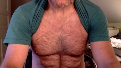 Snapshot of bisonbar chatting on 10/21/25, 02:51 BisonBar online show from 10/21/25, 02:51