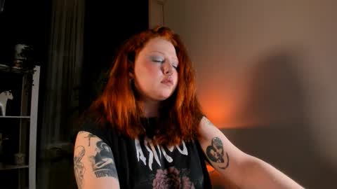 Snapshot of bitchofsun chatting on 12/21/25, 04:36 Nana online show from 12/21/25, 04:36