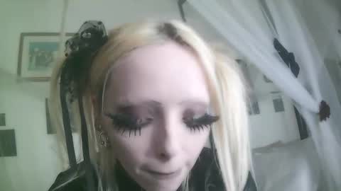 vampire fang  online show from 12/18/25, 08:04