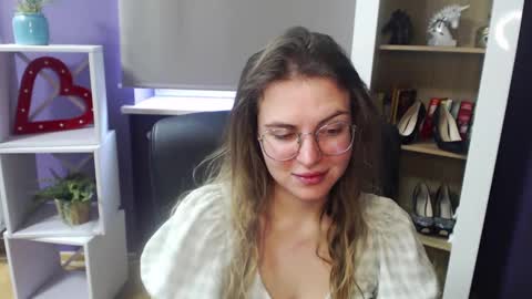 Z O E Y online show from 02/18/25, 08:38