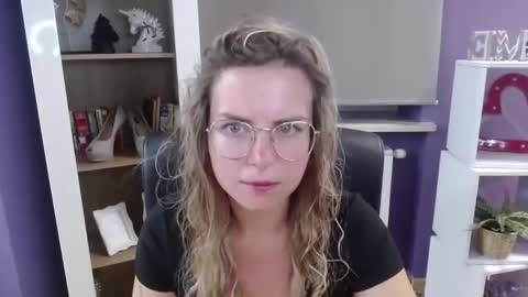 Z O E Y online show from 09/22/25, 04:25