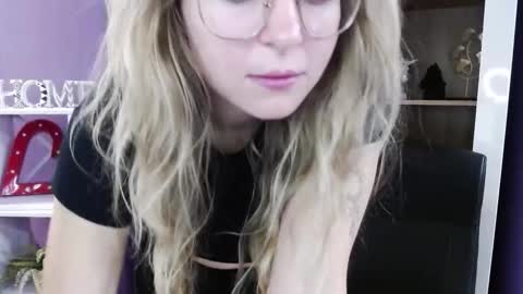 Z O E Y online show from 10/23/25, 05:07