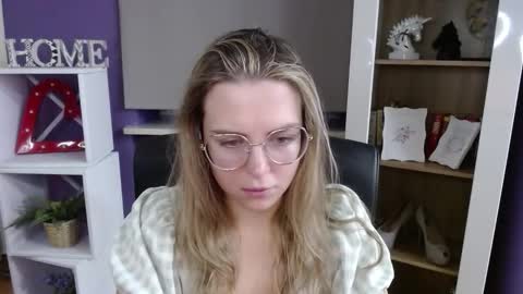 Z O E Y online show from 11/06/25, 05:41