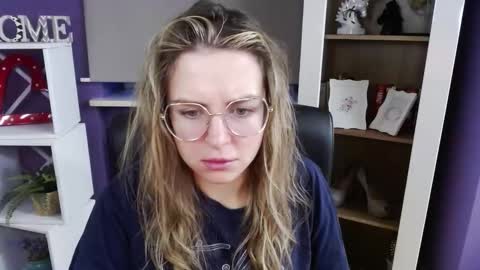 Z O E Y online show from 11/17/25, 06:19