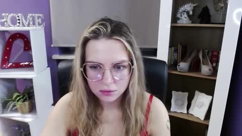 Z O E Y online show from 11/26/25, 06:14