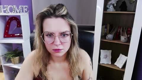 Z O E Y online show from 12/04/25, 05:39