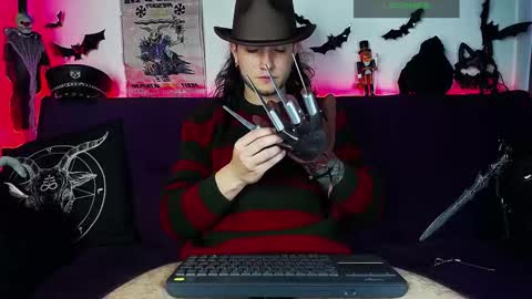 Snapshot of blackwolf_6 chatting on 10/24/25, 06:37 Dave online show from 10/24/25, 06:37