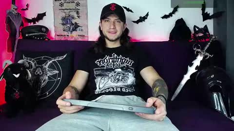 Snapshot of blackwolf_6 chatting on 11/10/25, 06:51 Dave online show from 11/10/25, 06:51