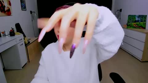 Snapshot of blinkofeyess chatting on 12/17/24, 06:35 Nicole online show from 12/17/24, 06:35