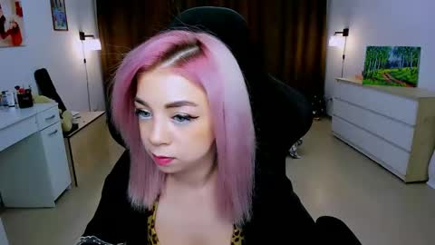 Snapshot of blinkofeyess chatting on 12/18/24, 07:47 Nicole online show from 12/18/24, 07:47