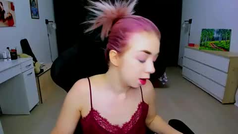 Snapshot of blinkofeyess chatting on 12/20/24, 03:47 Nicole online show from 12/20/24, 03:47