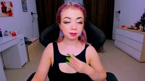 Snapshot of blinkofeyess chatting on 01/14/25, 03:53 Nicole online show from 01/14/25, 03:53