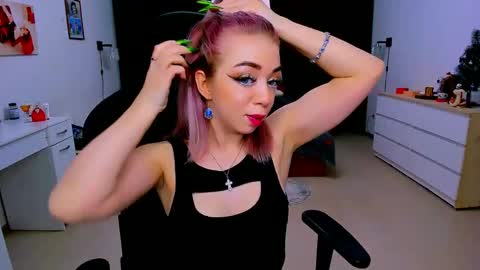 Snapshot of blinkofeyess chatting on 01/14/25, 07:17 Nicole online show from 01/14/25, 07:17