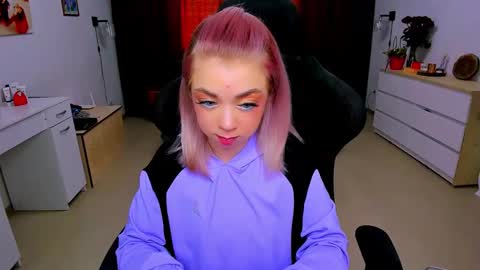 Snapshot of blinkofeyess chatting on 01/23/25, 08:25 Nicole online show from 01/23/25, 08:25