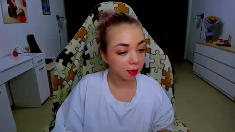 Snapshot of blinkofeyess chatting on 02/08/25, 03:00 Nicole online show from 02/08/25, 03:00