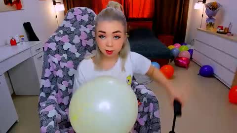 Snapshot of blinkofeyess chatting on 02/12/25, 07:55 Nicole online show from 02/12/25, 07:55