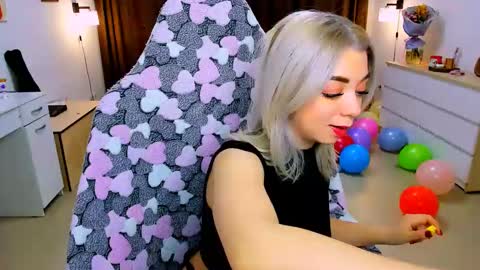 Snapshot of blinkofeyess chatting on 02/12/25, 02:43 Nicole online show from 02/12/25, 02:43