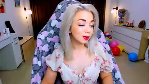 Snapshot of blinkofeyess chatting on 02/13/25, 04:43 Nicole online show from 02/13/25, 04:43