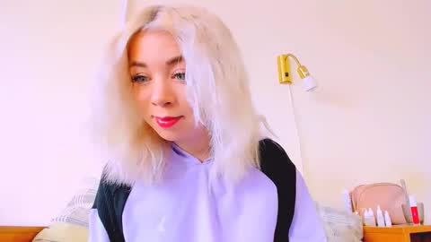 Snapshot of blinkofeyess chatting on 02/22/25, 11:13 Nicole online show from 02/22/25, 11:13