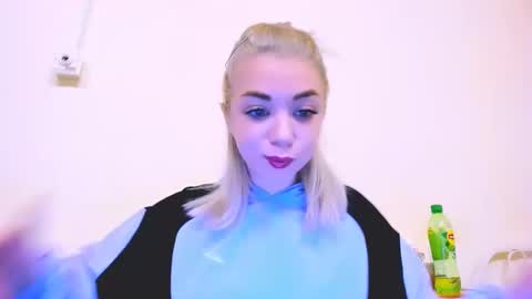 Snapshot of blinkofeyess chatting on 02/24/25, 03:53 Nicole online show from 02/24/25, 03:53