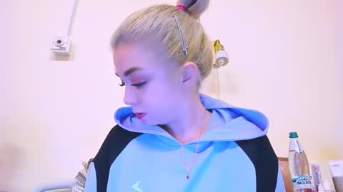 Snapshot of blinkofeyess chatting on 02/25/25, 02:44 Nicole online show from 02/25/25, 02:44