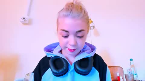 Snapshot of blinkofeyess chatting on 02/26/25, 12:14 Nicole online show from 02/26/25, 12:14