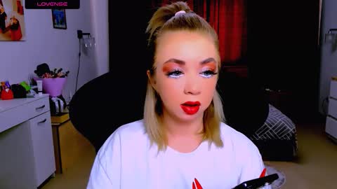 Snapshot of blinkofeyess chatting on 09/09/25, 07:30 Nicole online show from 09/09/25, 07:30