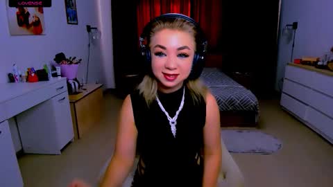 Snapshot of blinkofeyess chatting on 09/10/25, 06:24 Nicole online show from 09/10/25, 06:24