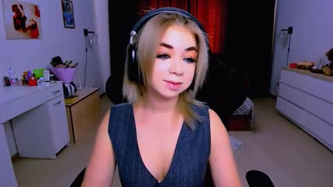 Snapshot of blinkofeyess chatting on 09/12/25, 08:25 Nicole online show from 09/12/25, 08:25