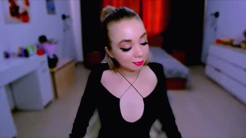 Snapshot of blinkofeyess chatting on 09/17/25, 07:54 Nicole online show from 09/17/25, 07:54