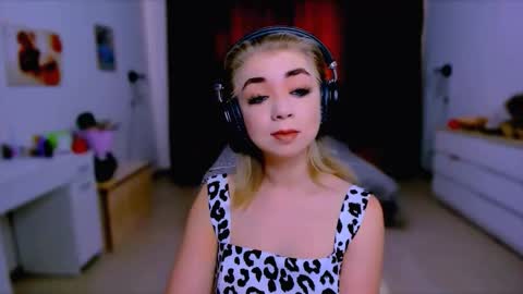 Snapshot of blinkofeyess chatting on 09/19/25, 08:05 Nicole online show from 09/19/25, 08:05