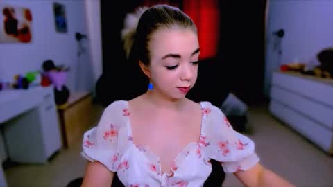 Snapshot of blinkofeyess chatting on 09/20/25, 10:05 Nicole online show from 09/20/25, 10:05