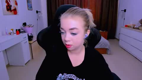 Snapshot of blinkofeyess chatting on 09/25/25, 12:20 Nicole online show from 09/25/25, 12:20