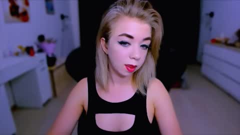 Snapshot of blinkofeyess chatting on 09/27/25, 12:43 Nicole online show from 09/27/25, 12:43