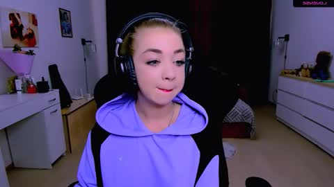 Snapshot of blinkofeyess chatting on 10/01/25, 01:17 Nicole online show from 10/01/25, 01:17