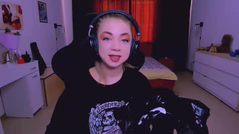 Snapshot of blinkofeyess chatting on 10/08/25, 08:23 Nicole online show from 10/08/25, 08:23